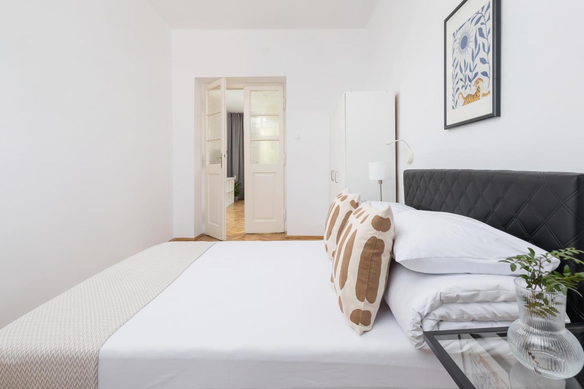 1-Bedroom Apartment With Balcony - Dluga 65 Cracovia Esterno foto